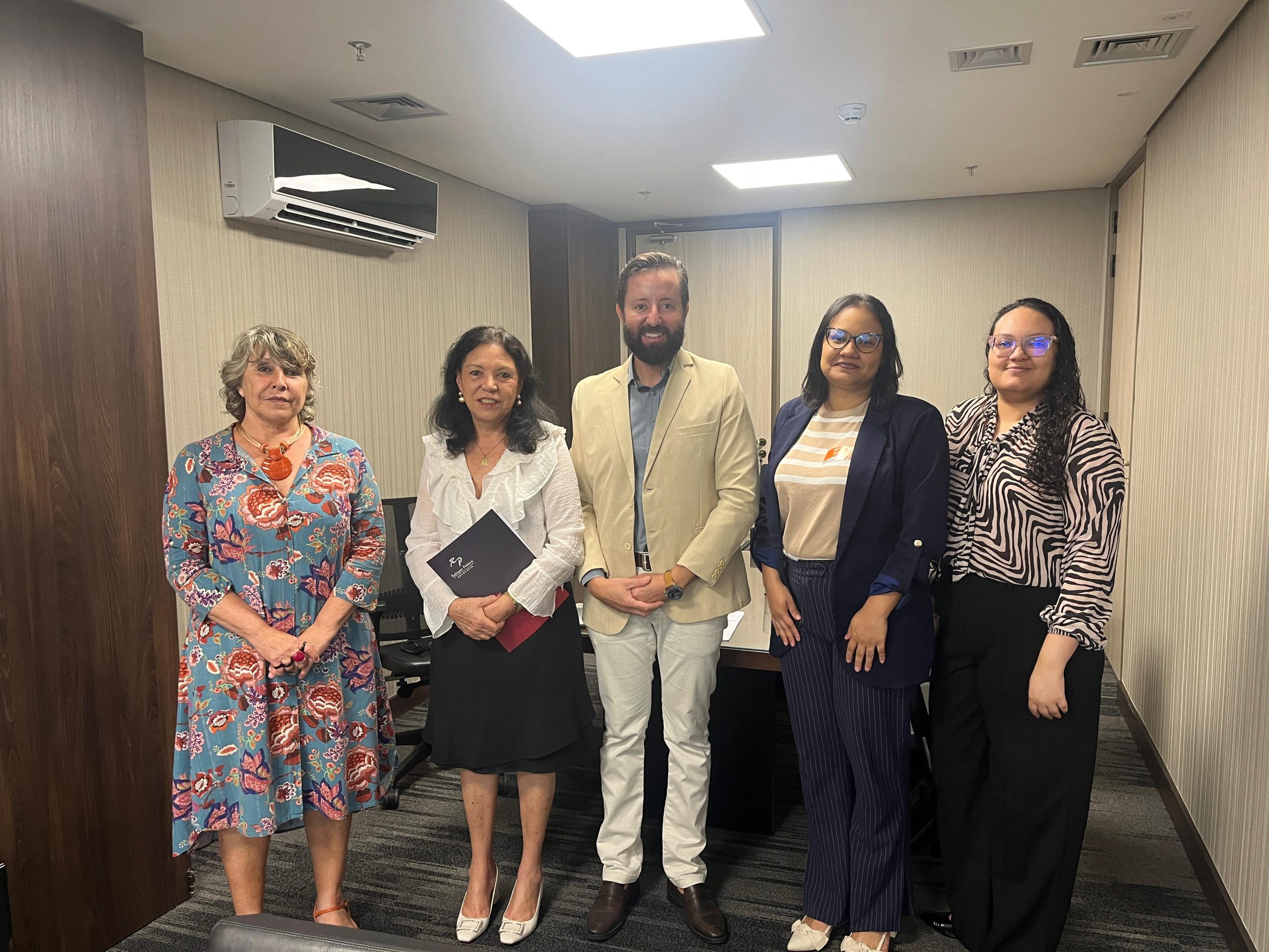 Reunião com a Desembargadora Anilcéia Machado, do Tribunal de Contas do Distrito Federal (TCDF), com o objetivo de buscar uma solução para o corte indevido da Gratificação de Desenvolvimento Socioeducativo (GDSE) dos aposentados e pensionistas da Carreira Socioeducativa do DF. Diretoria Executiva, SINDSSE